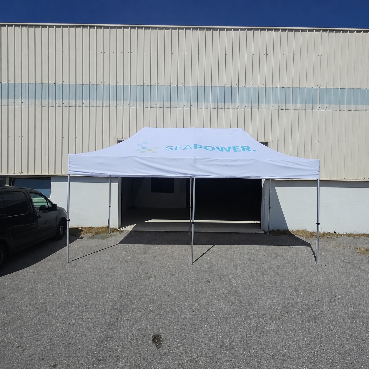 Tenda personalizada montada em contexto de evento